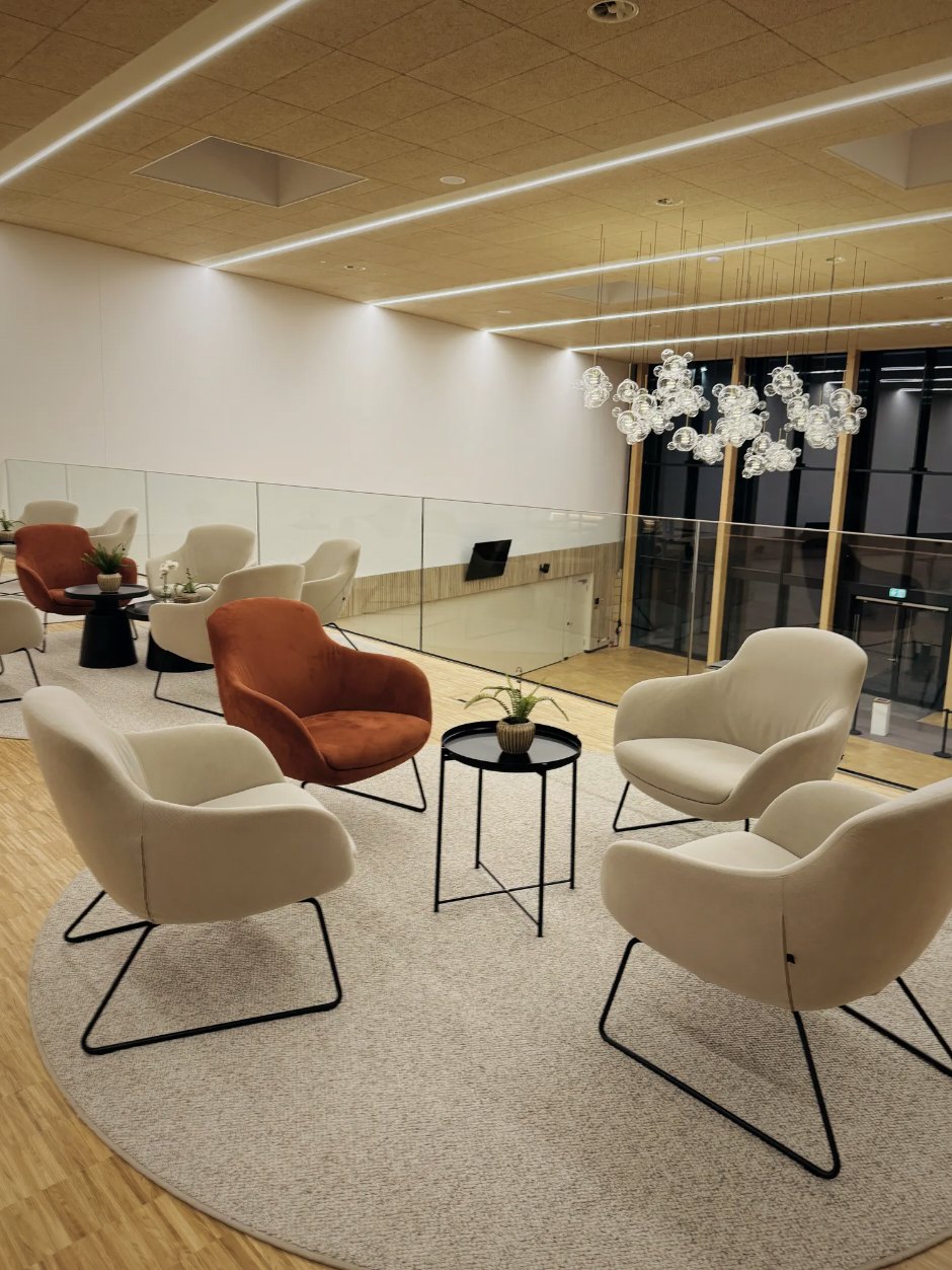 Loungebereich auf der Galerie mit Sesseln und Beistelltischen