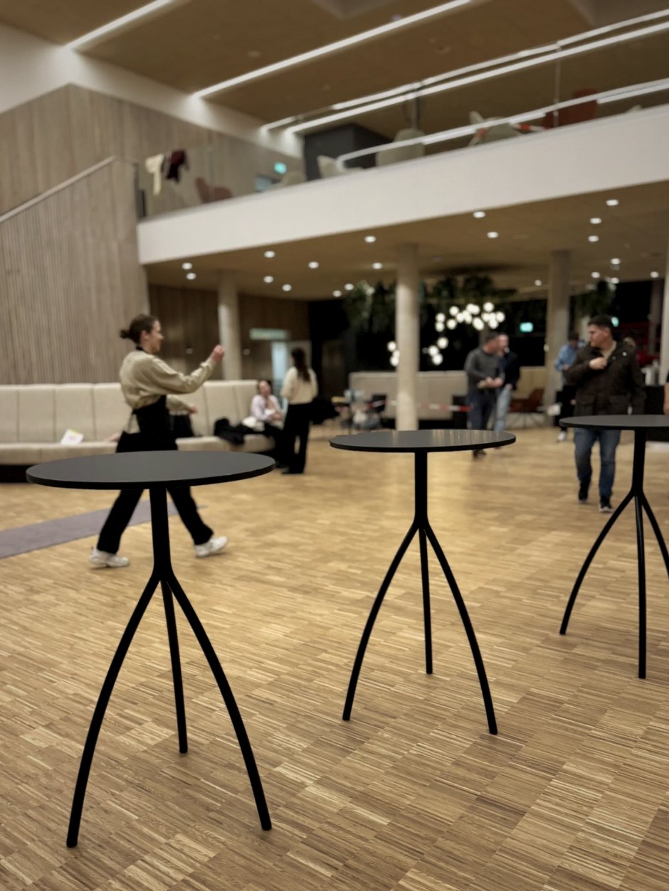 Stehtische im Foyer während einer Veranstaltung